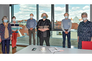 Bild vergrößern: Gerda Büttner (Initiative Erinnern. Gedenken. Gestalten.), Beatrix Schönewald (Stadtmuseum), Lutz Tietmann (Initiative Erinnern. Gedenken. Gestalten.), Bürgermeisterin Petra Kleine, Kulturreferent Gabriel Engert und Bürgermeisterin Dorothea Deneke-Stoll