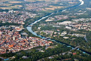 Bild vergrößern: Die Donau schlängelt sich in einem »blau-grünen Band« durch Ingolstadt