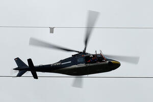 Bild vergrößern: Vom Hubschrauber aus wurden die Vogelschutzmarkierungen an den Hochspannungsleitungen angebracht