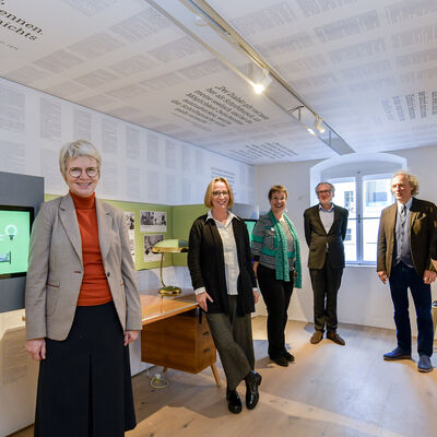 Bild vergrößern: Bürgermeisterin Dorothea Deneke-Stoll, Kuratorin Sylvia Weber, Museumsleiterin Beatrix Schönewald, Tido Brussig/Agentur szenerien, Kulturreferent Gabriel Engert und Literaturwissenschaftlerin Sabine Barben.