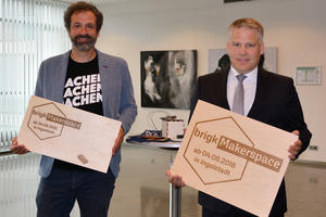 Bild vergrößern: Geschäftsführer Franz Glatz (links) und OB Christian Lösel kündigen den "brigk Makerspace" an