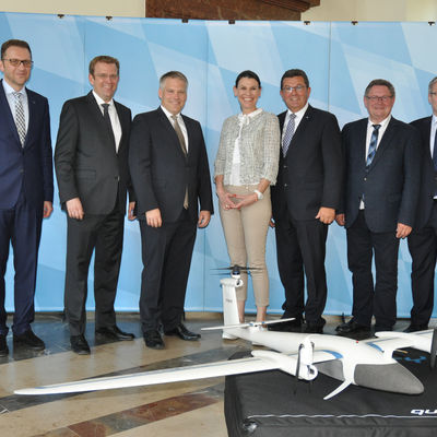 Bild vergr&ouml;&szlig;ern: V.l. der Leiter und Ko­ordinator der Initiative Dr. Vassilis Agouridas, Bundestags­abgeordneter Reinhard Brandl, Ingolstadts Oberbürgermeister Dr. Christian Lösel, die bayerische Wissenschafts­ministerin Prof. Dr. Marion Kiechle, Bayerns Wirtschafts­minis