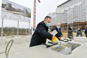 Bild vergrößern: Oberbürgermeister Christian Scharpf (links) und Nicolai Fall legten den Grundstein