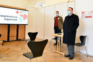 Bild vergrößern: Oberbürgermeister Christian Scharpf (rechts) informierte sich im Corona-Impfzentrum