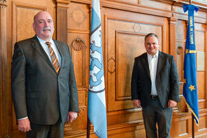 Bild vergrößern: OB Christian Scharpf (rechts) stellte den neuen Leiter des Gesundheitsamtes Klaus Friedrich vor