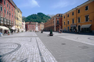 Bild vergrößern: Piazza Alberica in Carrara