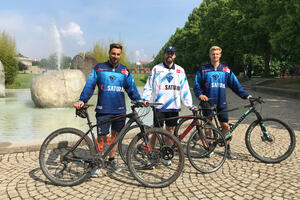 Bild vergrößern: Drei Spieler des ERCI forderten die Ingolstädter beim Stadtradeln heraus: Kevin Reich, Wojciech Stachowiak und Emil Quaas