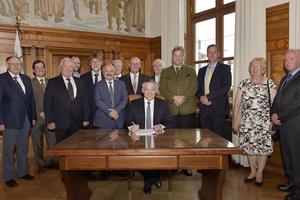 Bild vergrößern: Der Kooperationsvertrag zur Einführung des Gemeinschaftstarifs wurde nun unterzeichnet