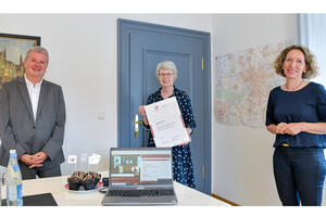 Bild vergrößern: Personalreferent Bernd Kuch. Bürgermeisterin Dorothea Deneke-Stoll und Gleichstellungsbeauftragte Barbara Deimel (v.l.) sind stolz auf die fünfte Zertifizierung in Folge