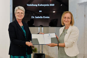 Bild vergrößern: Bürgermeisterin Dorothea Deneke-Stoll überreichte Isabella Kreim die Auszeichnung