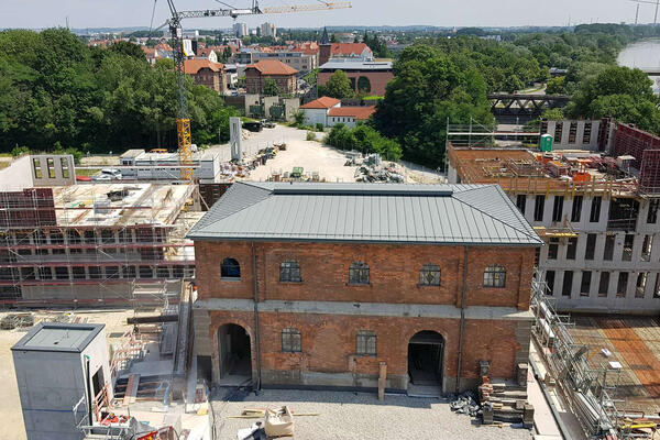 Blick vom Wasserturm auf das neu eingedeckte Trafohaus und die Neubauten