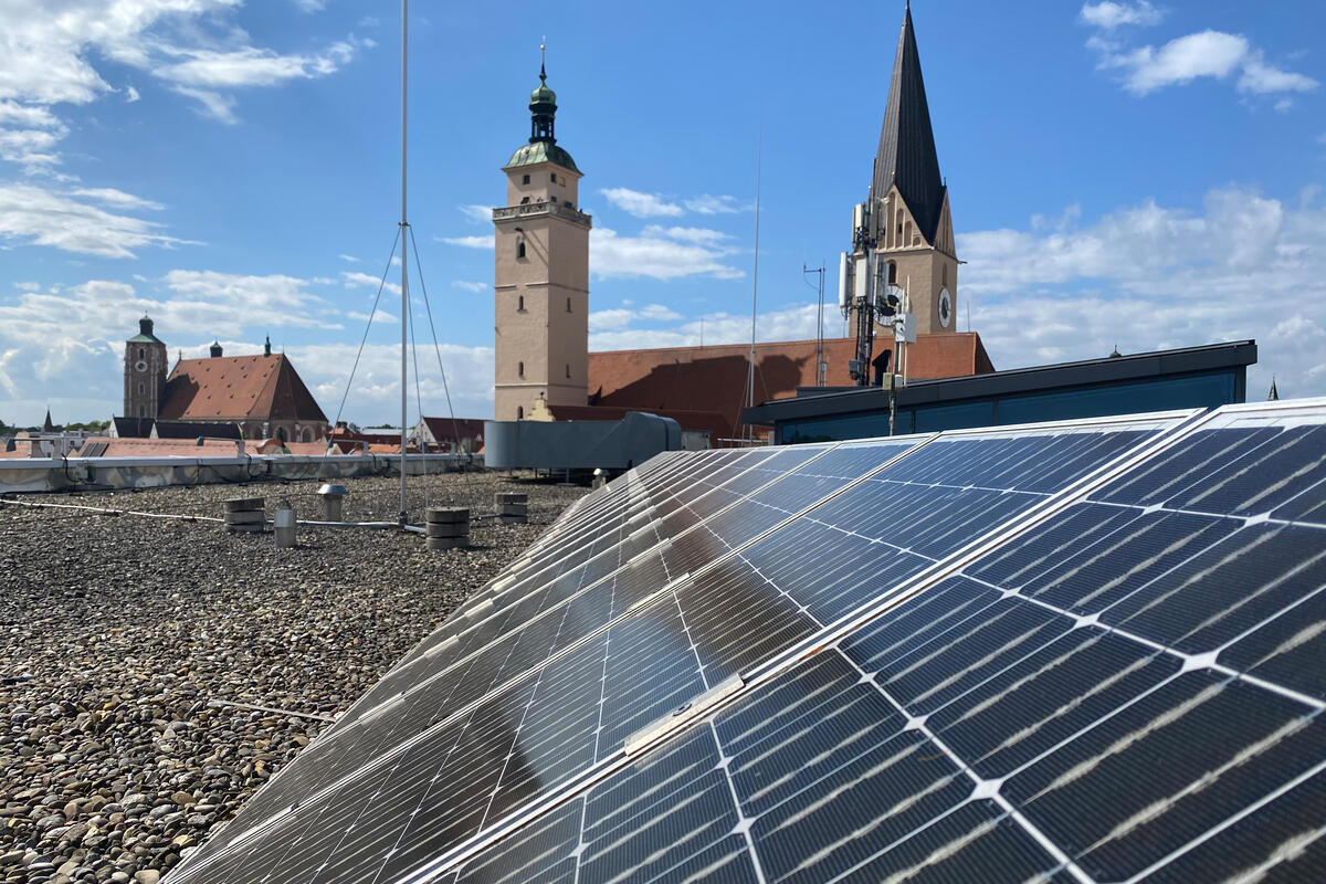 Sonnenstrom wird auch auf dem Rathausdach erzeugt