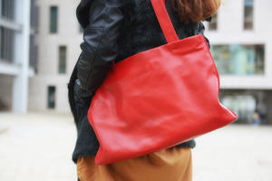 Bild vergrößern: Equal-Pay-Day - rote Damenhandtasche