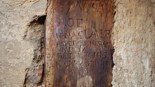 Holzbalken mit Einritzungen im Karzer