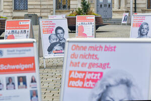 Bild vergrößern: Internationaler Tag gegen Gewalt an Frauen: Plakataktion auf dem Rathausplatz