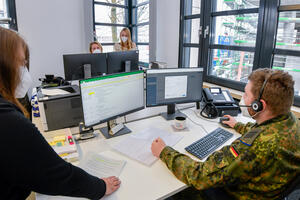 Bild vergrößern: Unterstützung erhielt das Gesundheitsamt auch von anderen Behörden, z.B. der Bundeswehr