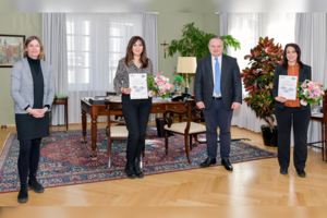 Bild vergr&ouml;&szlig;ern: Von links: Integrationsbeauftragte Ingrid Gumplinger, Silvia Iriarte-von Huth, Oberb&uuml;rgermeister Christian Scharpf und Cristina Lozano-Gomez (Nicht auf dem Bild: Olga Athmazidi)