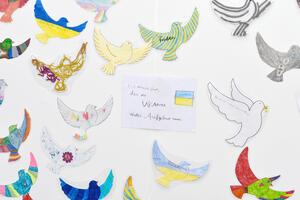 Bild vergrößern: Von Kindern gestaltete Friedenstauben am Moskauer Partnerschaftsgarten im Piuspark