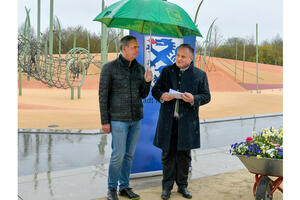 Bild vergrößern: Thomas Hehl, Geschäftsführer der Landesgartenschau, (links) und Oberbürgermeister Christian Scharpf eröffnen den neuen Piuspark