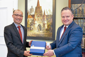 Bild vergrößern: Oberbürgermeister Christian Scharpf begrüßte den chinesischen Generalkonsul TONG Defa