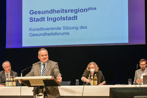 Bild vergrößern: OB Scharpf bei der konstituierenden Sitzung des Gesundheitsforums. Hintere Reihe v.l.: Sozial- und Gesundheitsreferent Isfried Fischer, Bürgermeisterin Petra Kleine und Geschäftsstellenleiter Andreas Michel