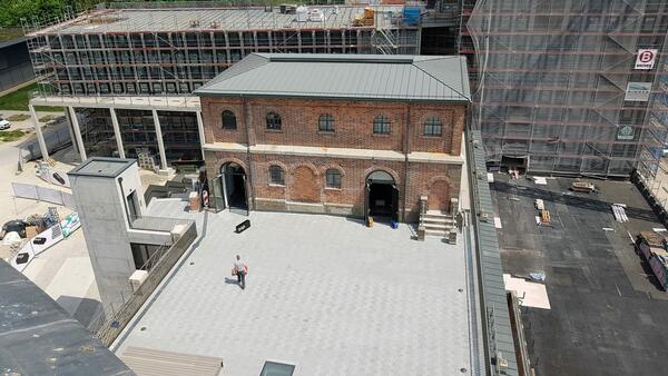 Blick auf die Eventfläche vor dem Trafohaus