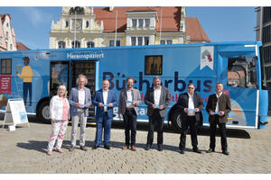 Bild vergrern: Freuen sich ber den neuen Bcherbus: Heike Marx-Teykal, Leiterin der Stadtbcherei, Kulturreferent Gabriel Engert, Oberbrgermeister Christian Scharpf, Manfred Diepold, 1. Brgermeister der Gemeinde Eitensheim, Dr. Thomas Schwaiger, Johann Whrl und Richard Pfaffel, alle Ingolstdter Kommunalbetriebe