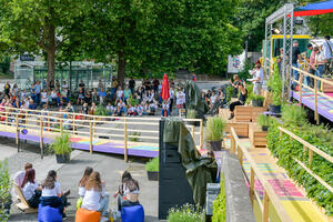 Bild vergrößern: Start des Südwind-Festivals vor dem Stadttheater