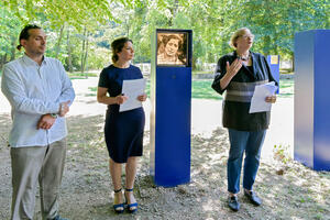 Bild vergrößern: (v. r.) Bürgermeisterin Petra Kleine, Ramona und Manfred Roché, beides Nachfahren von Maria Herzenberger - die Stele zeigt ihr Bild
