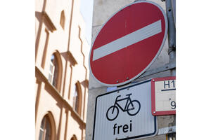 Bild vergrößern: Fahren gegen die Einbahnstraßen-Richtung