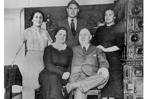 Bild vergrößern: Aufnahme der Familie Hermann in ihrer Wohnung in der Donaustraße 6, stehend die Kinder Gerda, Kurt und Käthe Hermann hinter ihren Eltern Sophie und Julius, Mitte der 1930er Jahre
