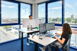 Bild vergrößern: Moderne Büros im Amt für Informations- und Datenverarbeitung