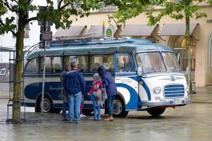 Bild vergrößern: Mit dem Oldtimer-Bus durch die Stadt