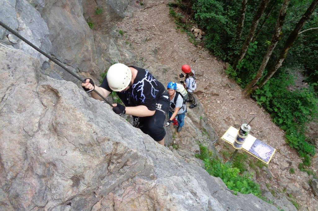 Jugendliche am Klettersteig 1