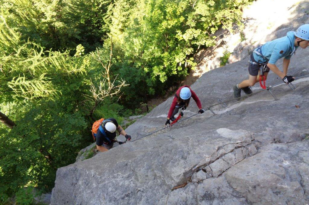 Jugendliche am Klettersteig 2