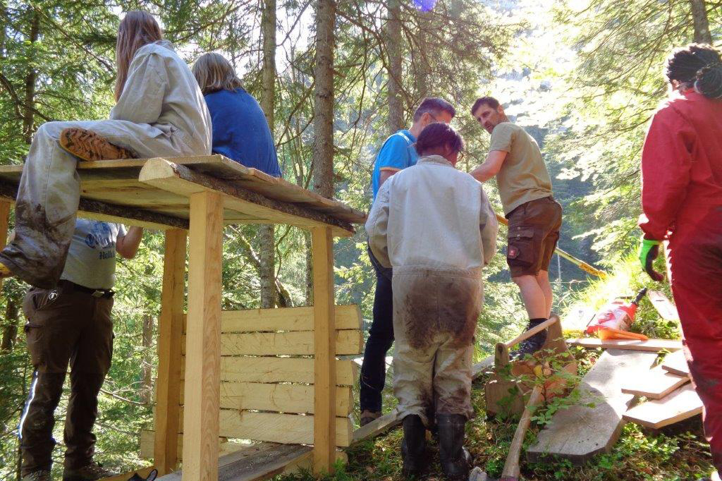 Jugendliche beim Bau eines Hirschansitzes