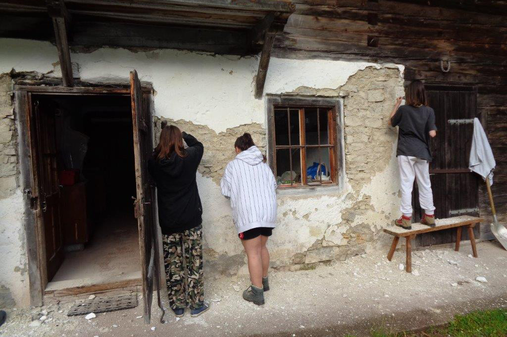 Jugendliche beim Renovieren einer Forsthütte