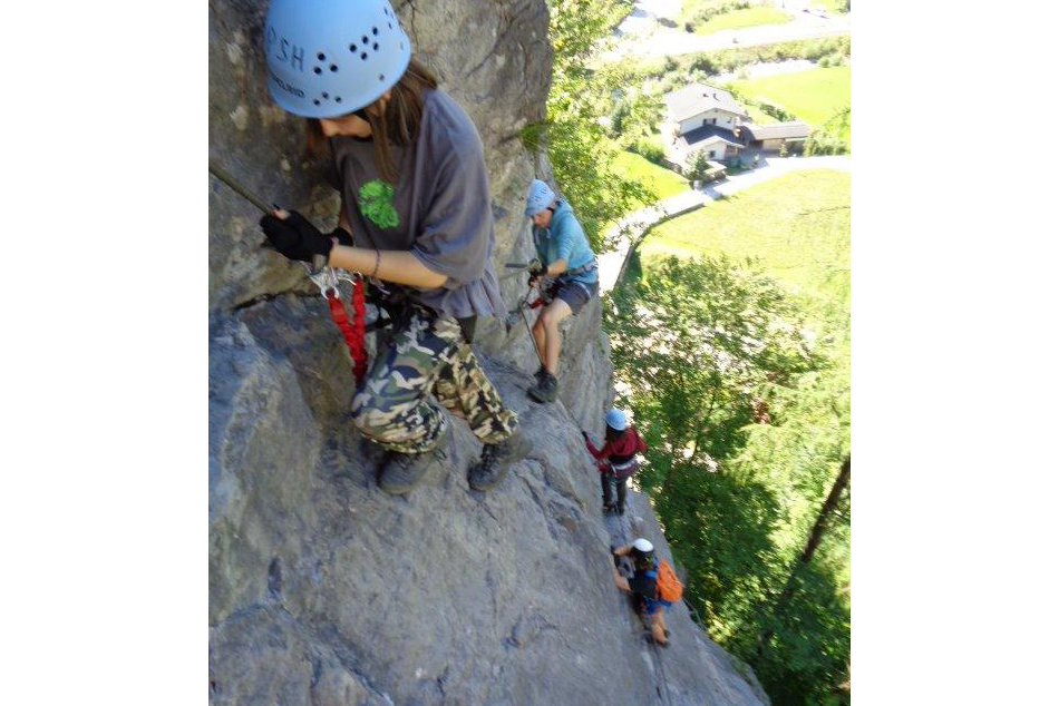 Jugendliche am Klettersteig 3