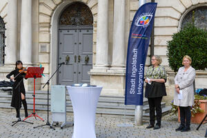 Bild vergrößern: Bürgermeisterin Petra Kleine eröffnete die Interkulturelle Woche auf dem Rathausplatz gemeinsam mit der stellvertretenden Integrationsbeauftragten Isabelle Sollmann (rechts)