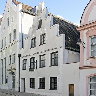 Bild vergr&ouml;&szlig;ern: Das Heimatmuseum Niemes und Prachatitz im ehemaligen Pedellhaus der Hohen Schule in der Hohe-Schul-Straße (Bildmitte)