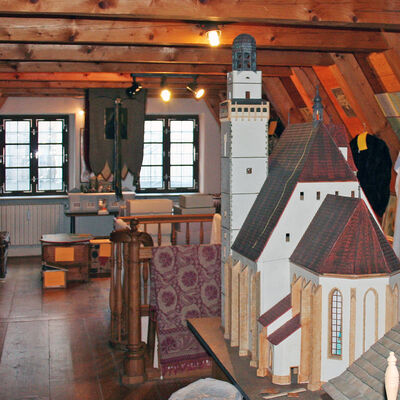 Bild vergr&ouml;&szlig;ern: Blick in den Dachstuhl mit archivierten Exponaten