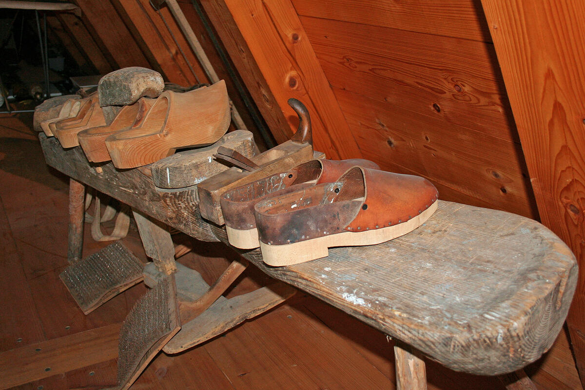 Holzschuhe, die Gummistiefel bzw. Gartenclogs unserer Vorfahren