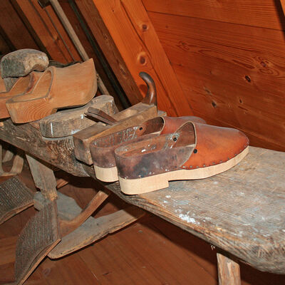 Bild vergr&ouml;&szlig;ern: Holzschuhe, die Gummistiefel bzw. Gartenclogs unserer Vorfahren
