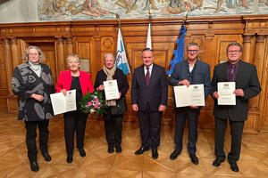 Bild vergrößern: (v.l.) Bürgermeisterin Petra Kleine, Ruth Kizilirmak, Petra Volkwein, OB Christian Scharpf, Jakob Rößler und Robert Zang