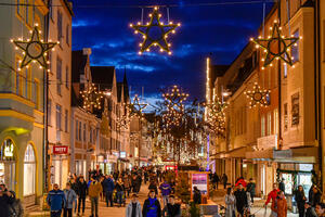 Bild vergrößern: Weihnachtsbeleuchtung in der Fußgängerzone