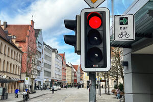 Bild vergrößern: Grünpfeil für den Radverkehr (Donaustraße)