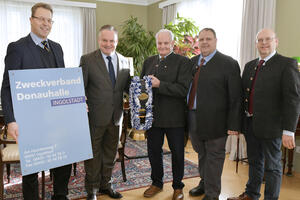 Bild vergrößern: v.l. Rechtsreferent Dirk Müller, Oberbürgermeister Dr. Christian Scharpf, Hans Lettmair (Ehrenvorsitzender des Zuchtverbands für Fleckvieh Pfaffenhofen), Hans Estelmann (1. Vorsitzender)  und Manfred Schweigard (Geschäftsführer)