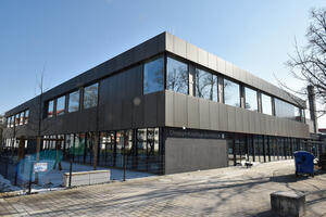 Bild vergrößern: Die Außenfassade des neuen Erweiterungsbaus der Christoph-Kolumbus-Grundschule ist modern gestaltet