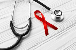 Bild vergrößern: Aids - rote Schleife mit Stethoskop