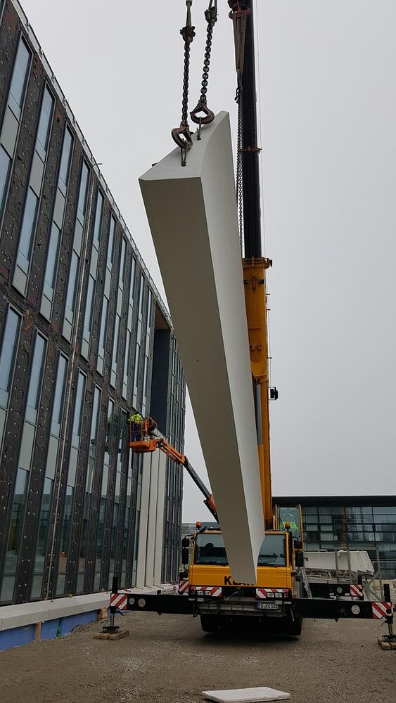 Anbau der Fassadenelemente aus Beton